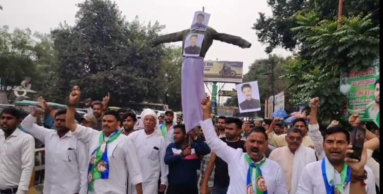 सांसद इमरान मसूद का पुतला लेकर प्रदर्शन करते हिंदू मजदूर किसान समिति के कार्यकर्ता फोटो संवाद