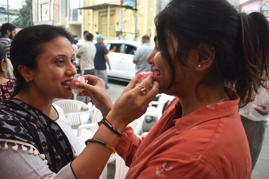 सेंट्रल मार्केट में सांसद, विधायक और महापौर द्वारा किये गये घोषणा से दुकानदारों ने एक दूसरे को 