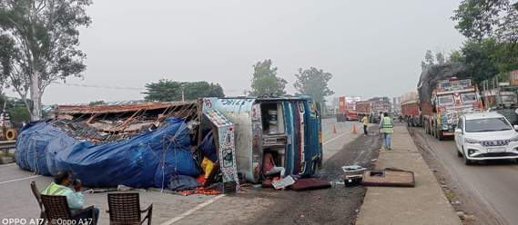 सैयदराजा के सवैया गांव में हाईवे पर पलटा ट्रक। संवाद