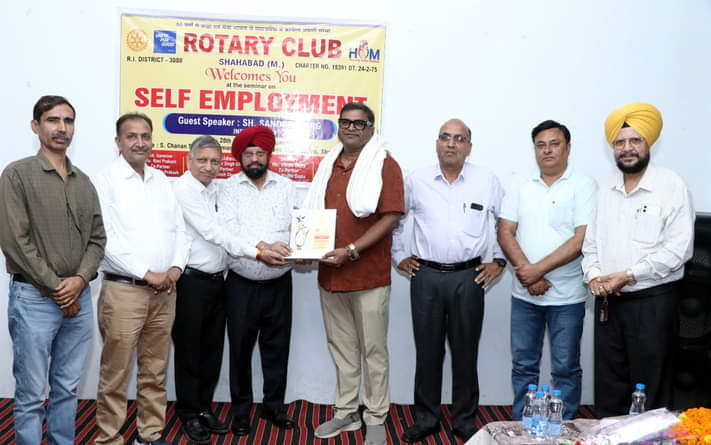 शाहाबाद। कार्यक्रम में मुख्य अतिथि संदीप गर्ग को सम्मानित करते रोटरी सदस्य। विज्ञप्ति