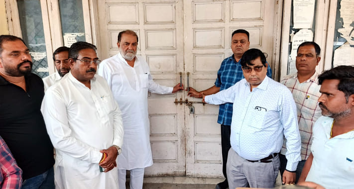 Symbolic lock placed on corruption charges