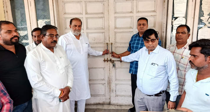 शाहाबाद। नगरपालिका कार्यालय को बंद कर सांकेतिक प्रदर्शन करते हरीश कवात्रा, विधायक और पार्षद। सं