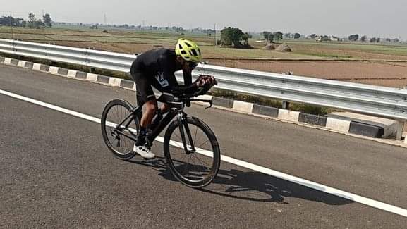 शाहाबाद। रोड साइक्लिंग प्रतियोगिता के दौरान रेस लगाता राहुल मलिक।