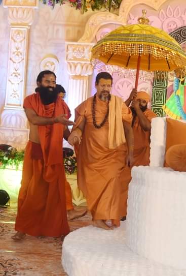 शिव धाम मंदिर में आयोजित राम कथा में महामंडलेश्वर कैलाशानंद गिरि महाराज के साथ पहुंचे योगगुरु