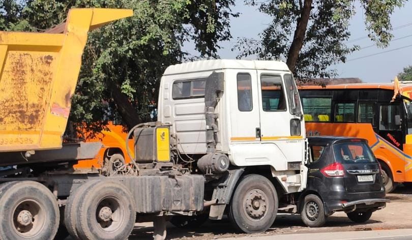 Uncontrolled dumper drags parked car for 10 meters, four injured