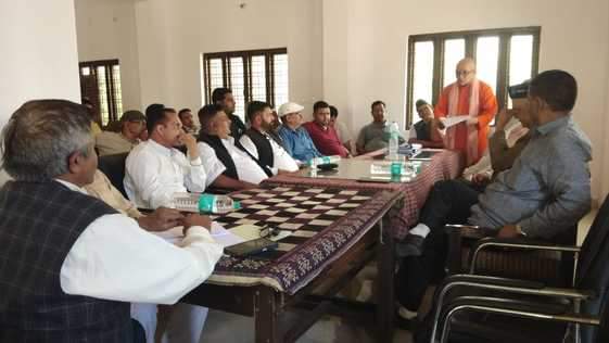 टीजीएमओ कार्यालय में आयोजित बैठक के दौरान ट्रांसपोर्टरों को संबोधित करते टैक्सी यूनियन के पदा