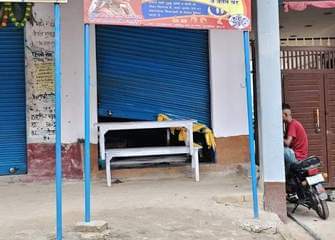 ताराजीवनपुर में दुकान का शटर चाड़कर की गई चोरी। संवाद