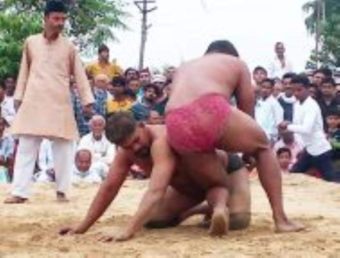 दंगल में जोर आजमाइश करते पहलवान। 