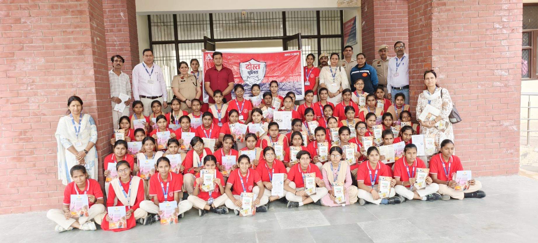 दोस्त पुलिस कार्यक्रम में राजकीय वरिष्ठ विद्यालय शिकारपुर की छात्राएं महिला थाना में महिला पुलि