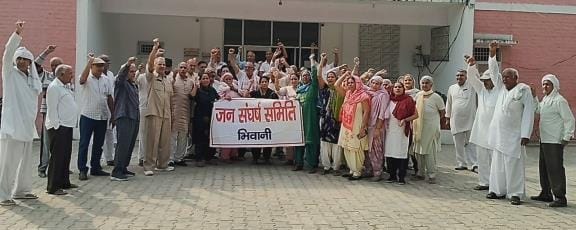 Residents of Vidya Nagar and Kirti Nagar, enraged by the lack of water, surrounded the Superintending Engineer's office.