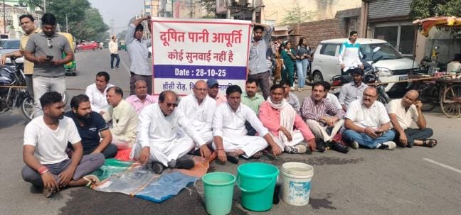 Residents of Vijay Nagar, facing the problem of contaminated drinking water for the last three months, blocked the road.