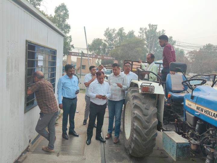 दादरी अनाज मंडी में किसानों को जारी किए गए गेट पास की जांच करती टीम। संवाद