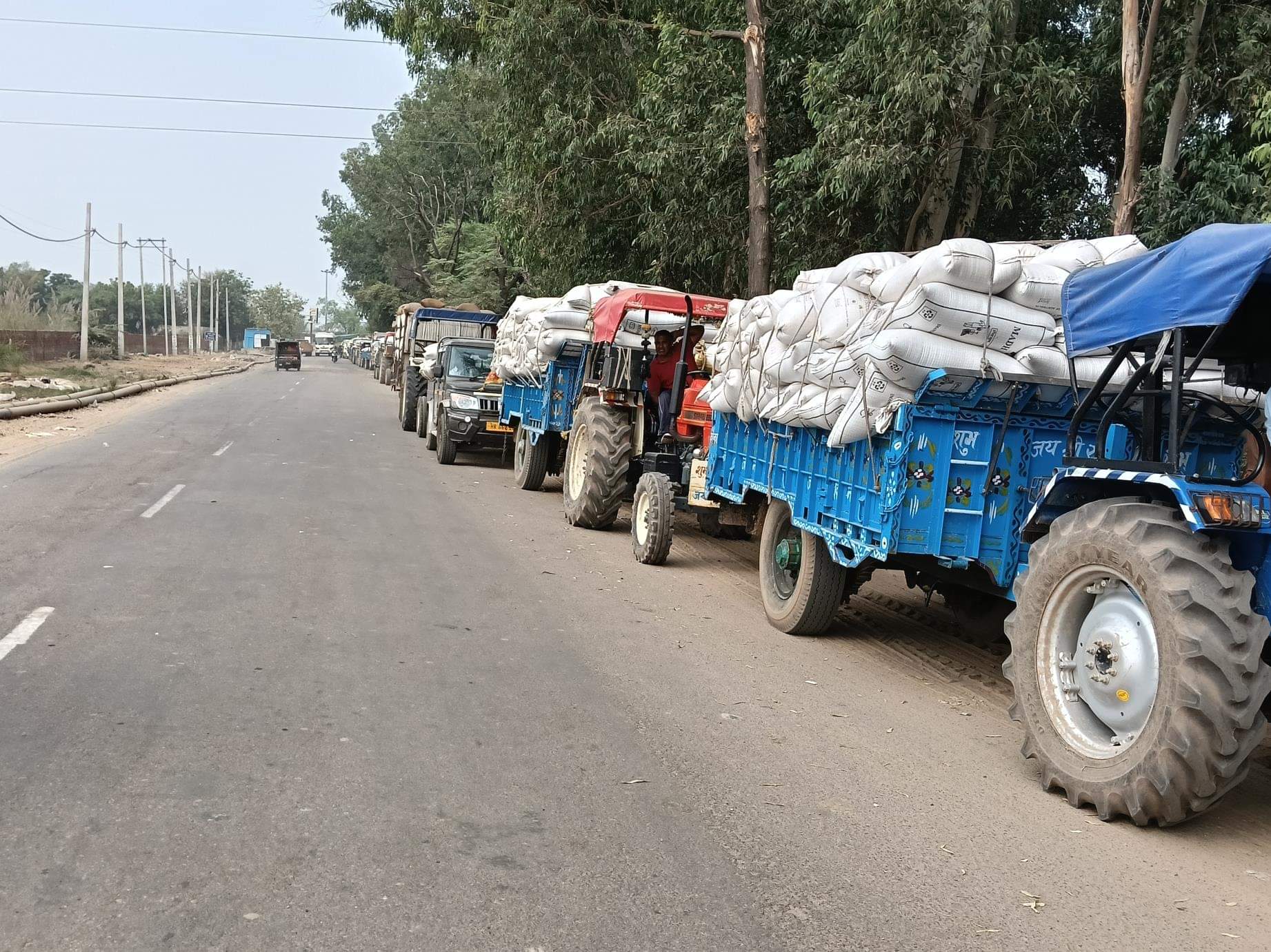 दादरी-चिड़िया रोड पर ट्रैक्टर ट्रालियों की लगी लंबी कतार। संवाद