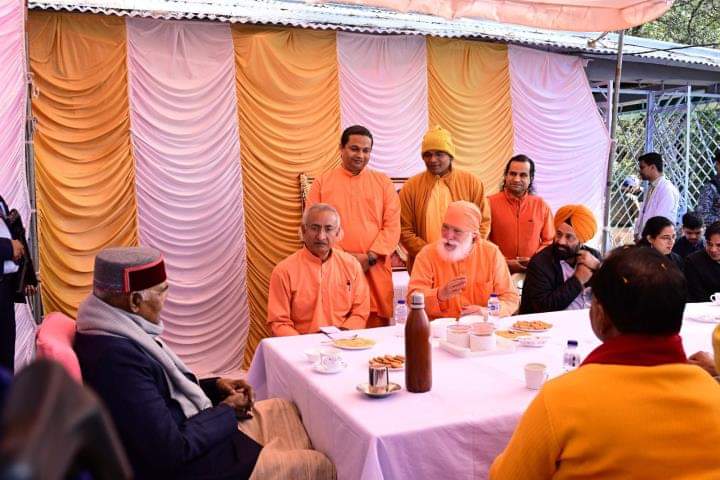 द्वाराहाट महावतार गुफा में सन्यासियों से बातचीत करते पूर्व राष्ट्रपति रामनाथ कोविंद।