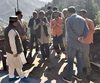 ठियोग के नमाना गांव में अग्रि पीडि़तों का हाल जानने पहुंचे वन निगम उपाध्यक्ष केहर सिंह खाची। स्