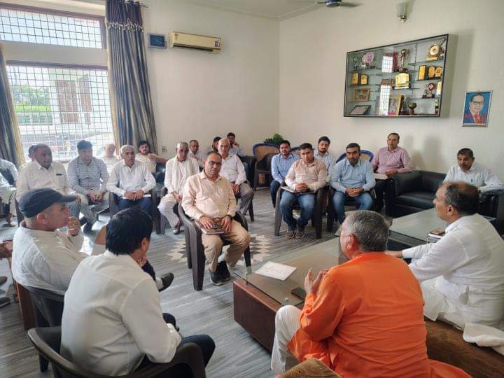 विकास कार्यों की समीक्षा बैठक में अधिकारियों से चर्चा करते सांसद धर्मबीर सिंह। विज्ञप्ति