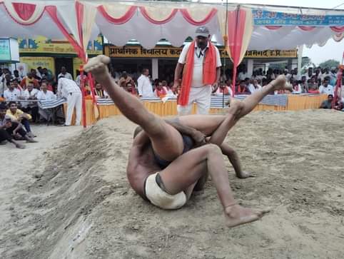 14 पल्हना के कटाई में छठ पर्व पर दंगल में दांव-पेंच दिखाते पहलवान। संवाद