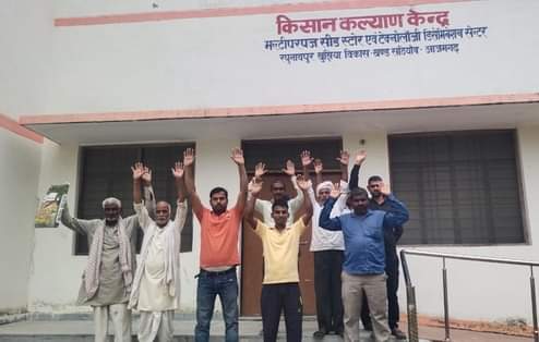 16 रघुनाथपुर खुझिया स्थित राजकीय बीज भंडार में ताला बंद रहने पर प्रदर्शन करते किसान। संवाद