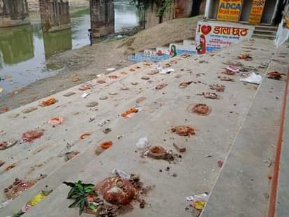 Even 48 hours after Chhath Puja, the ghats remained littered with garbage