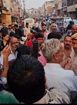 The corporation team went to remove encroachment at Agrasen Chowk, there was a huge uproar.