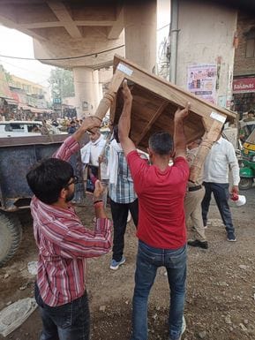 The corporation and shopkeepers clashed for the second day over the removal of encroachment
