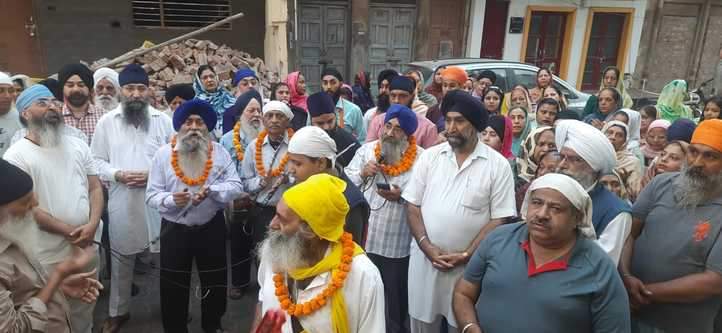 अंबाला छावनी के सदर बाजार चौक पर साझी प्रभातफेरी में नाम सिमरण करती संगत। संवाद