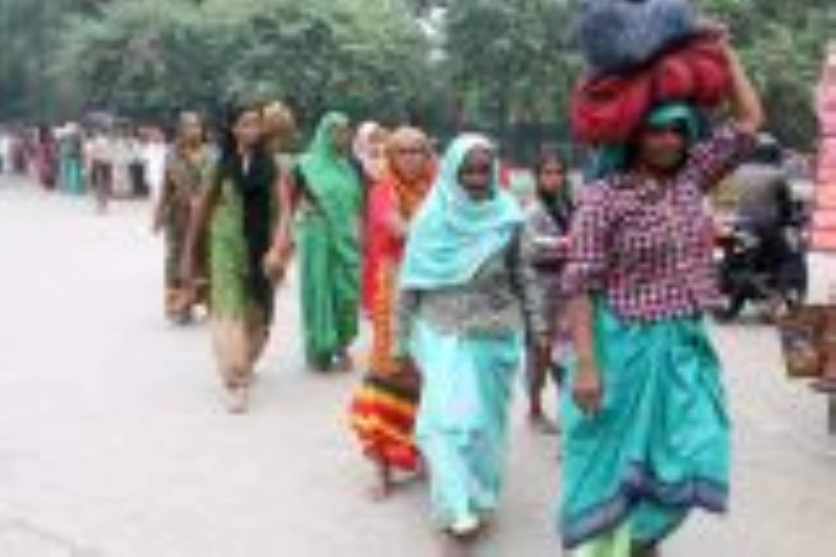 अक्षय नवमी को लेकर परिक्रमा लगाते श्रद्वालु। 