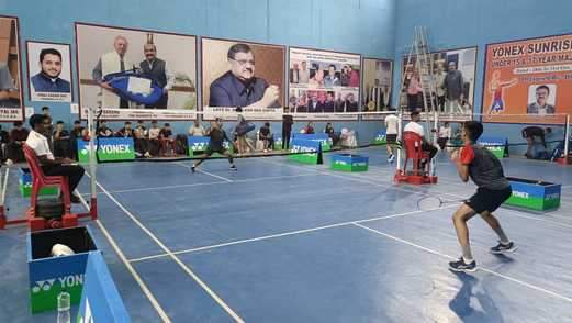 बैडमिंटन प्रतियोगिता में जीत के लिए जोर आजमाइश करते खिलाड़ी स्रोत : आयोजक