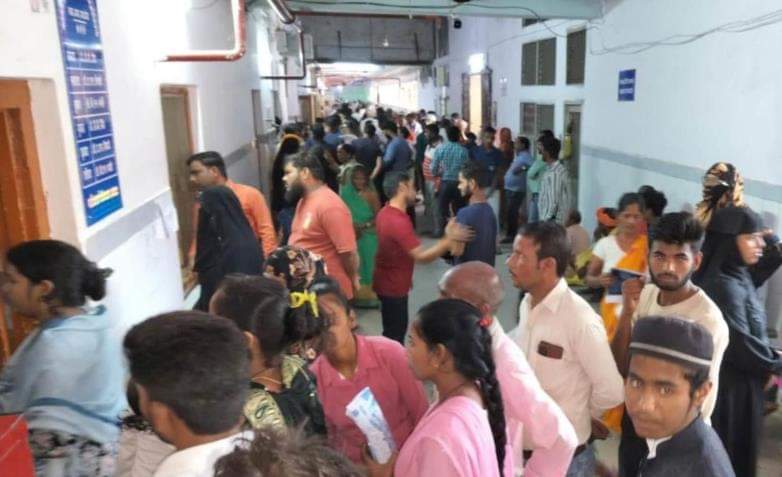  बहराइच मेडिकल कॉलेज में ओपीडी के बाहर लगी मरीज व तीमारदारों की भीड़। -संवाद