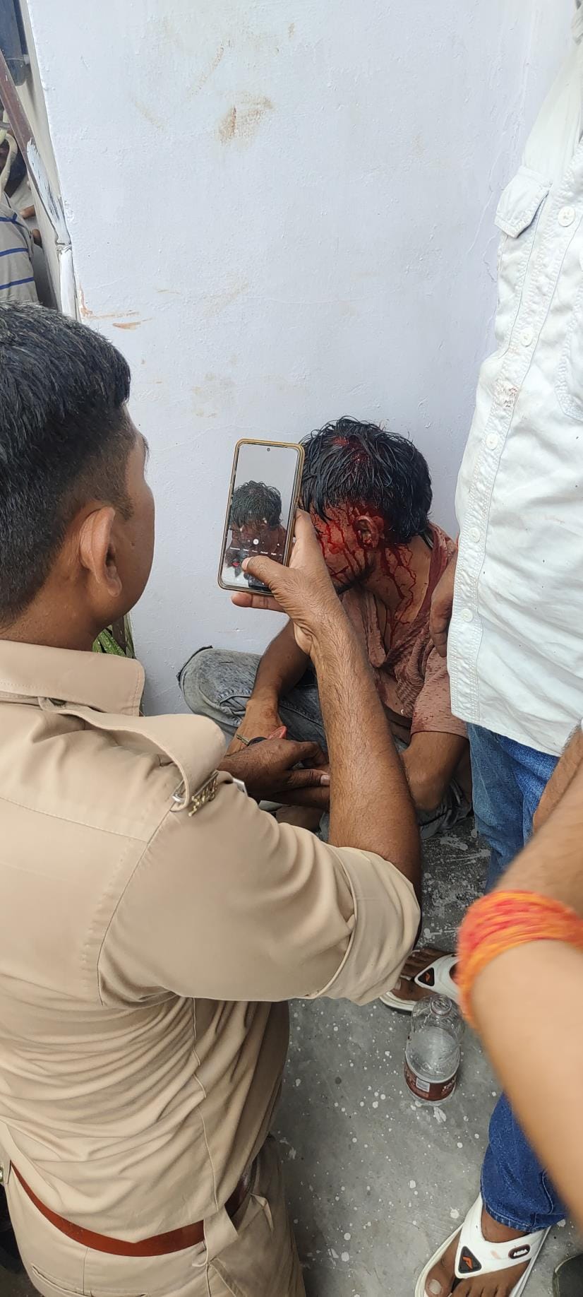 A young man who arrived at a hotel with a girl was beaten by a mob