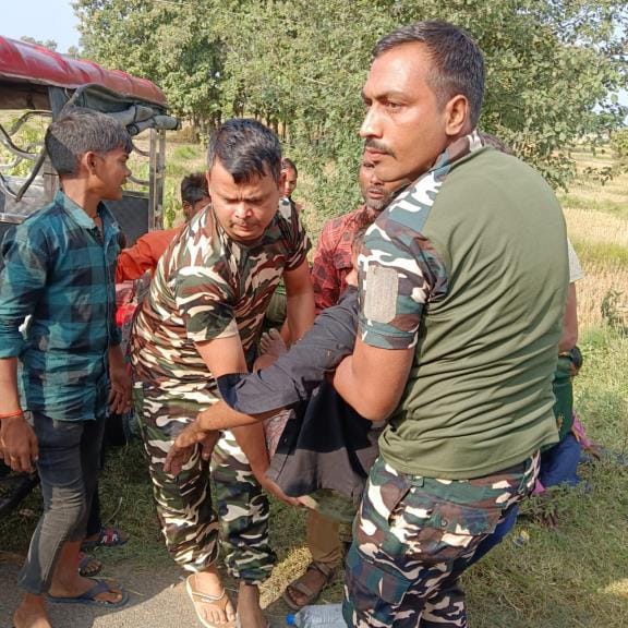 Two e-rickshaws collided head-on, four injured