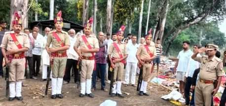 बेल्थरारोड स्थित तुर्तीपार घाघरा के तट पर मृतक पीएसी जवान को गार्ड आफ ऑनर की सलामी देते जवान।सं