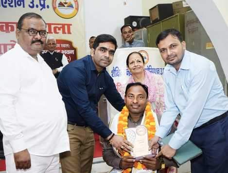 बदायूं में बंडा के शिक्षक लाल सिंह को सम्मानित करते अतिथि। स्रोत: स्वयं