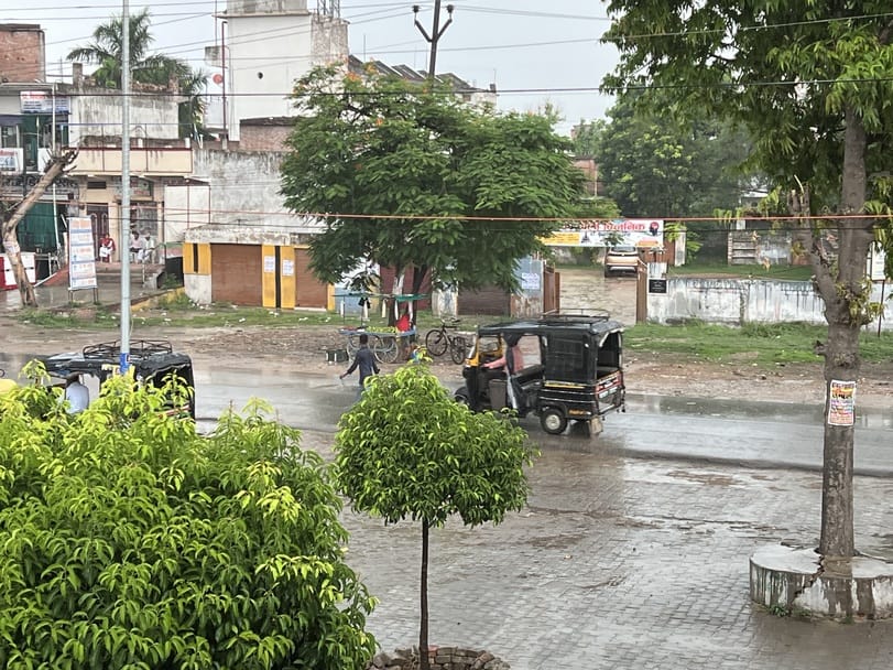 Light drizzle in the district increased the cold, the temperature dropped by two degrees