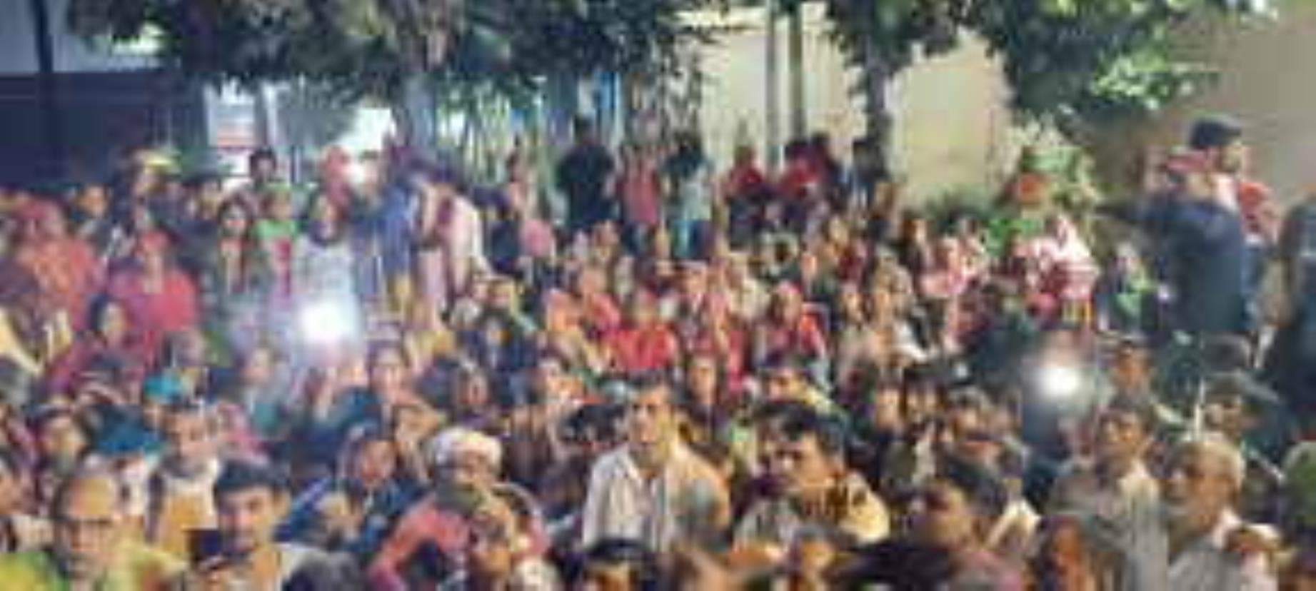 छाता में एसडब्ल्यूएम फैक्टरी के गेट पर देर शाम तक धरना प्रदर्शन करते मजदूर। 