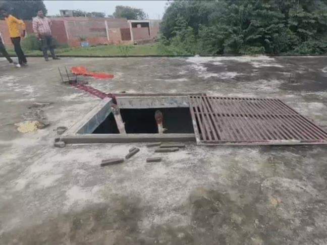 छत पर जाल काटने के बाद साड़ी के सहारे घर में घुसे चोर। 