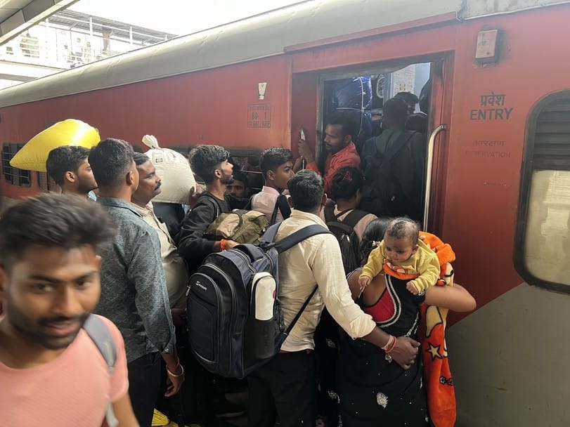 Crowds of migrants return after the festival, tickets are not available