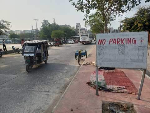 छावनी बस स्टैंड परिसर में लगा नो पार्किंग का साइन बोर्ड और परिसर से सवारी बैठाकर ले जाता ई रिक्
