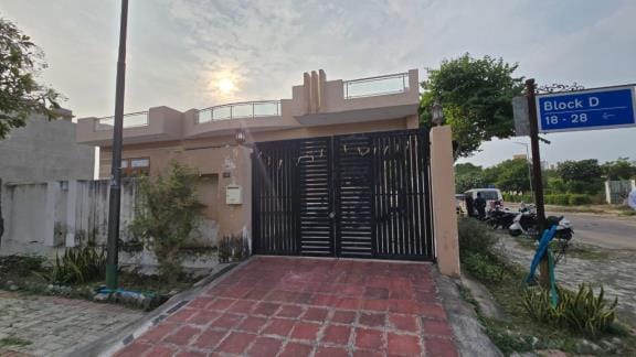 Locked house ransacked by thieves