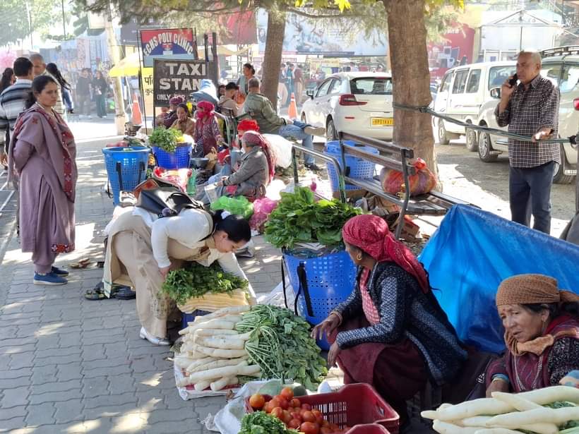 ढालपुर चौक पर सब्जियों को विक्रय करने पहुंची ग्रामीण महिलाए। -संवाद