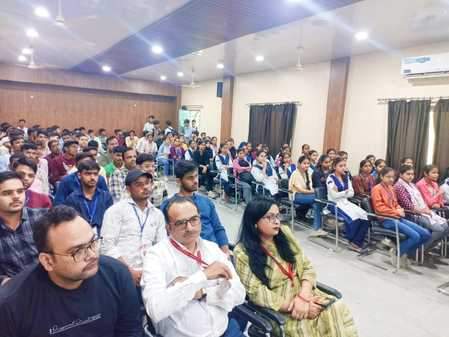 एसएस कॉलेज में गोष्ठी में उपस्थित शिक्षक व छात्र-छात्राएं। स्रोत: कॉलेज