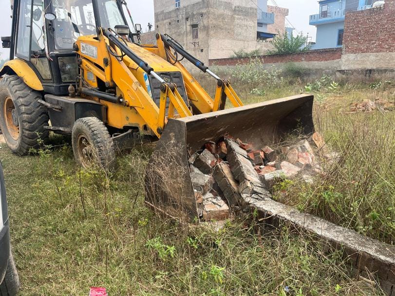 The construction done in the illegal colony was demolished with a bulldozer.