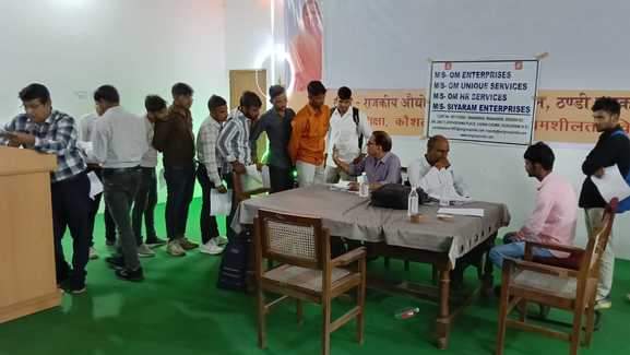 फोटो- 20 आईटीआई फर्रुखाबाद में लगे रोजगार मेले में युवाओं का साक्षात्कार लेते कंपनी के कर्मचारी