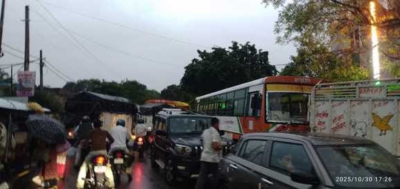 Police accused of negligence, blocked the road by placing the dead body