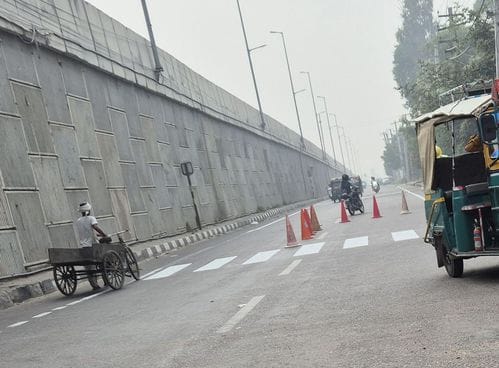 To prevent accidents, white stripes have been installed on National Highway-44.