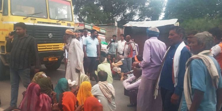 Cooperative society locked, angry farmers blockade the road