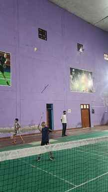 फोटो - 29 इंदिरा स्टेडियम में बैडमिंंटन खेलती खिलाड़ी। संवाद