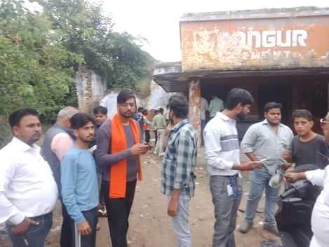 फोटो- 37 ठंडी सड़क स्थित गोदाम के सामने खड़े हिंदू संगठनों के नेता। जागरुक पाठक