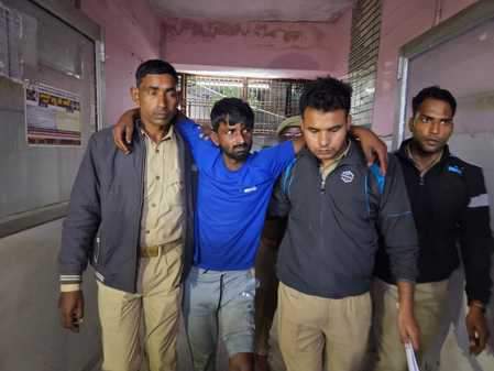 फोटो- 40 घायल आरोपी रोहित कुमार को कायमगंज सीएचसी में ले जाते पुलिस कर्मी। संवाद