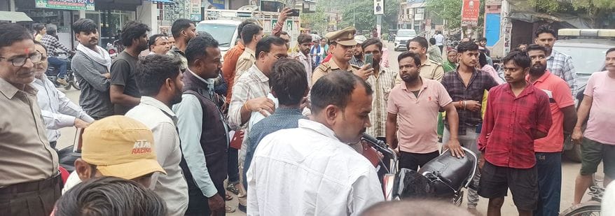 Shopkeeper beaten up and vandalized over a dispute of Rs 10